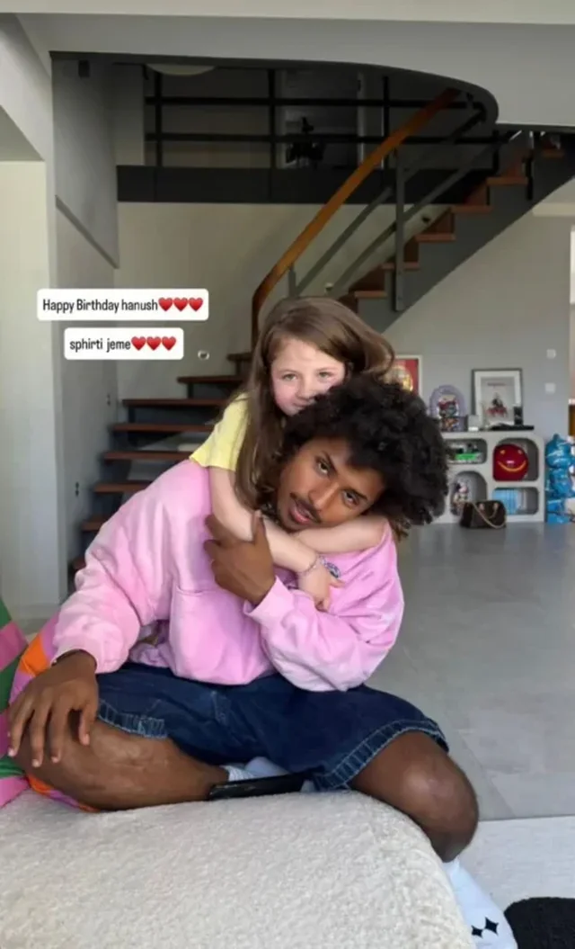 &ldquo;Shpirti jem&hellip;&rdquo;/Gjesti i Karim Adeyemit p&euml;r vajz&euml;n e