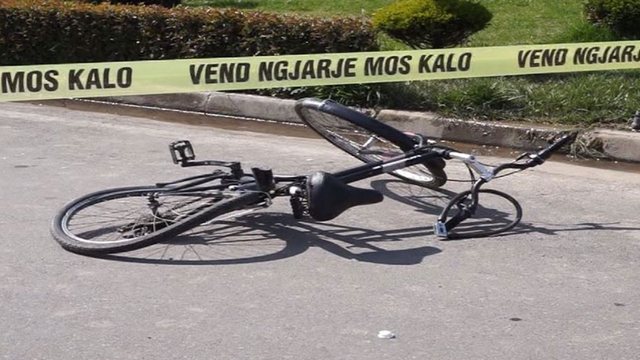 EMRAT/ Aksident me vdekje n&euml; Shkod&euml;r! Makina p&euml;rplas drejtuesin e