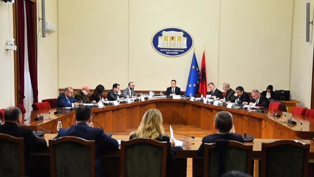 Dalin FOTOT/ &Ccedil;far&euml; po ndodh n&euml; K&euml;shillin e Mandateve,