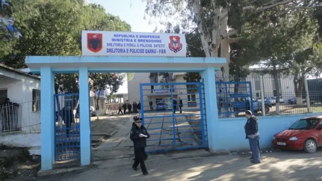 P&euml;rplasi me makin&euml; k&euml;mb&euml;soren dhe u largua nga vendi i