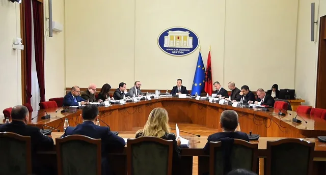 &ldquo;Mos m&euml; detyroni t&euml; njoftoj Ram&euml;n..."! Pas debateve,