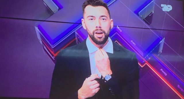 Moderatori i Top Channel i habit t&euml; gjith&euml;, heq kravat&euml;n dhe