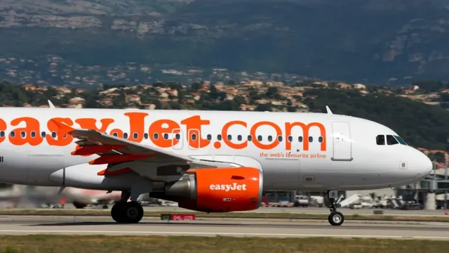 &Ccedil;udira n&euml; aeroport/ E moshuara nd&euml;rron jet&euml; pak minuta