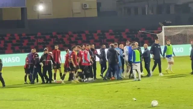 Skandal n&euml; Vlor&euml;, tifoz&euml;t futen n&euml; fush&euml; dhe