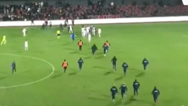 Skandal n&euml; Vlor&euml;, tifoz&euml;t futen n&euml; fush&euml; dhe