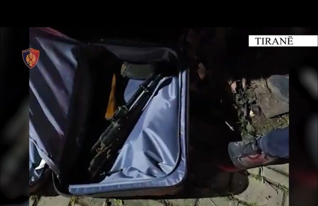 Transportonte me valixhe nj&euml; kallashnikov me municion, arrestohet