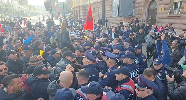 Incidente te protesta e “Shqipëria Bëhet’ para