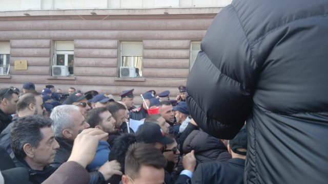 "Shtyni ore... ju q***"/ PAMJET nga protesta e Lapajt, n&euml;