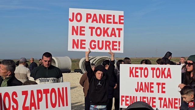 Fotovoltaik&euml;t instalohen n&euml; tok&euml; bujq&euml;sore, protest&euml;