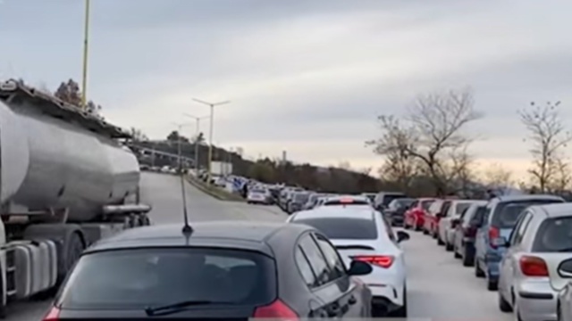 Emigrant&euml;t kthehen p&euml;r festat e fundvitit! Radh&euml; kilometrike