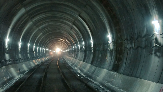 Tuneli m&euml; i madh n&euml; bot&euml; ndodhet n&euml; Kin&euml;,  kur do