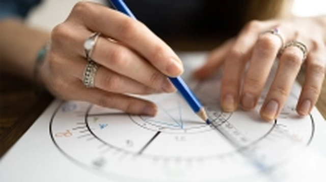 Pse besojmë te shenjat e zodiakut? Psikologjia që qëndron pas