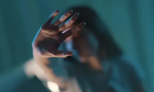 P&euml;rdhunohet 20-vje&ccedil;arja nga dy t&euml; rinj, nj&euml; i arrestuar