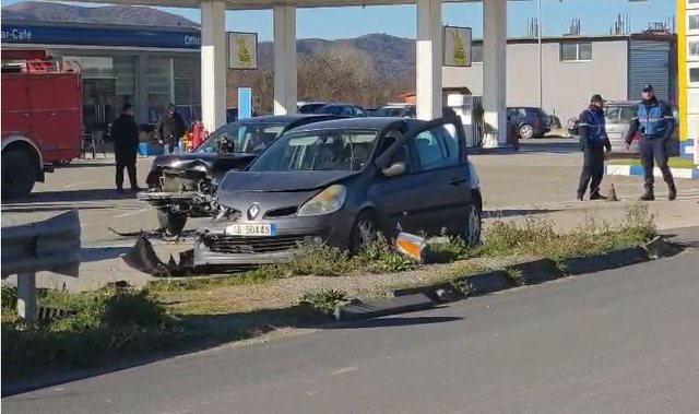 Aksident i r&euml;nd&euml; n&euml; Peqin-Rrogozhin&euml;, makinat p&euml;rplasen