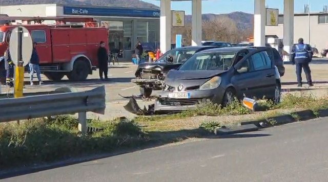 Aksident i r&euml;nd&euml; n&euml; Peqin-Rrogozhin&euml;, makinat p&euml;rplasen