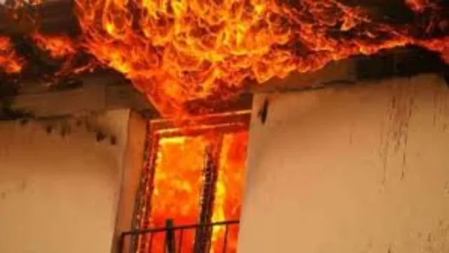 Shkrumbohet nga flak&euml;t banesa n&euml; Puk&euml;/ Nuk ka t&euml;