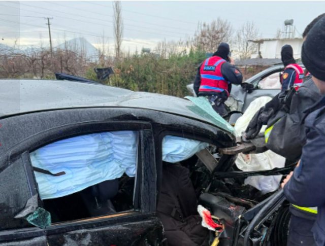 Aksident i r&euml;nd&euml; n&euml; Lezh&euml;, p&euml;rplasen dy mjete, humbin