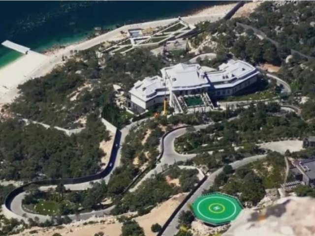 FOTO/ Me spital privat, plazh artificial dhe tualete t&euml; arta, brenda