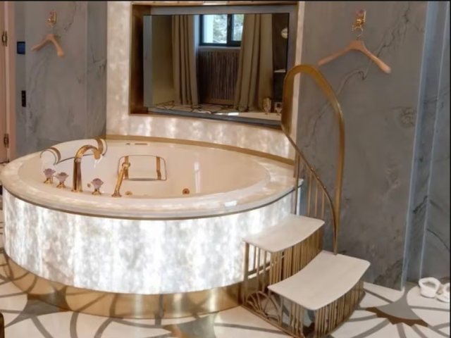 FOTO/ Me spital privat, plazh artificial dhe tualete t&euml; arta, brenda