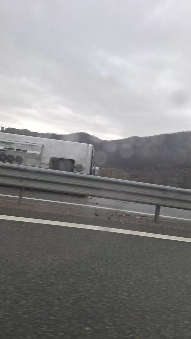 Aksident te Rruga e Kombit, përmbyset autobusi, raportohet për disa