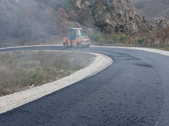 Hidhet shtresa e par&euml; asfaltike, Rama: S&euml; shpejti Lura magjike e