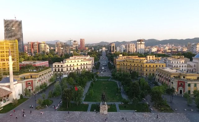 Vet&euml;m pak shqiptar&euml; arrijn&euml; t&euml; kursejn&euml;, Shqip&euml;ria