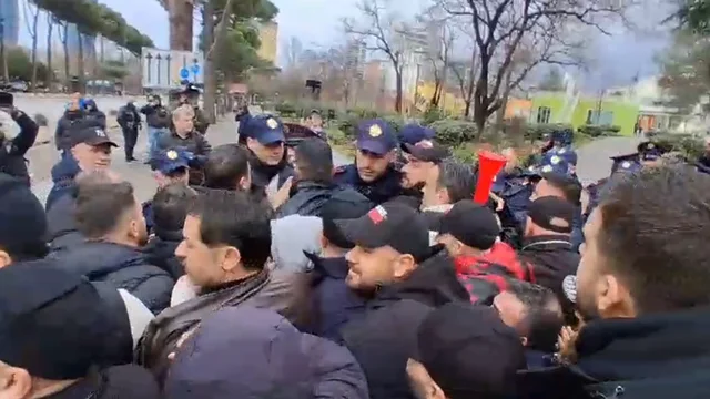 &ldquo;Pse u b&euml;n foto njer&euml;zve&rdquo;/ Protestuesit e