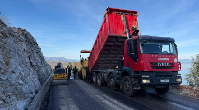 Rama jep lajmin: Një kamion me asfalt po hidhet në rrugën me