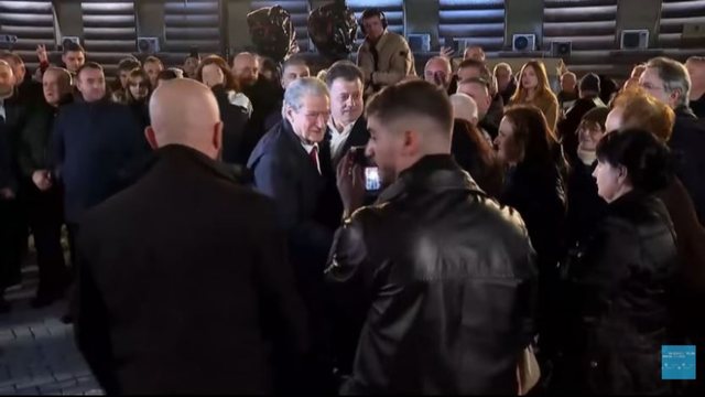 Berisha rinis foltoren! Mbështetës dhe anëtarë të PD