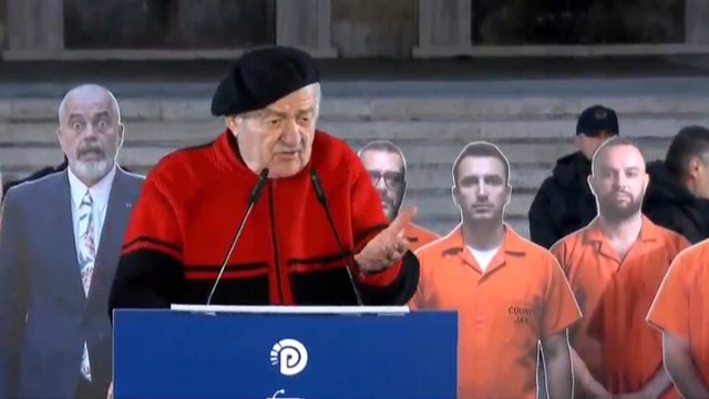 "Shyqyr q&euml; e kemi"/ Simpatizanti i PD lavde p&euml;r