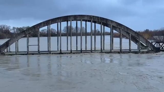 Vjosa arrin nivelin 9 metra n&euml; ur&euml;n e Mifolit, mbi 100 hektar&euml;