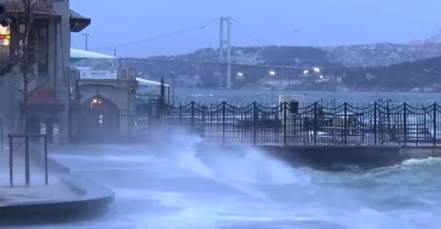 Video/ Stuhia dhe er&euml;rat e forta p&euml;rfshijn&euml; Stambollin, aeroplani