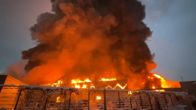 Përfshihet nga flakët një fabrikë e prodhimit të