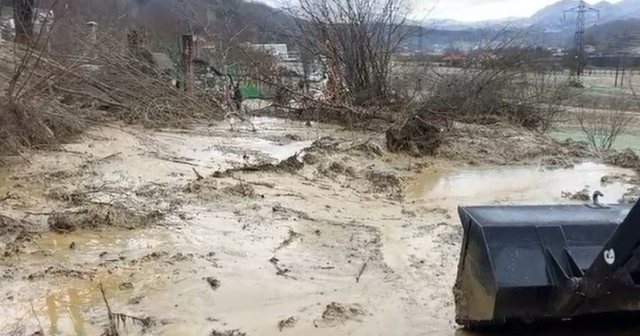 Shembet kanali n&euml; rrug&euml;n Klos-Burrel/ Ambulanca me pacient bllokohet