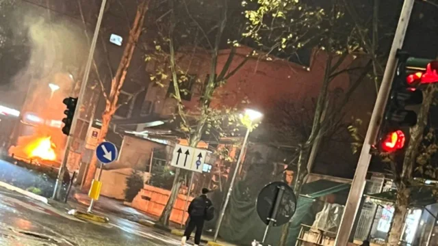 Përfshihet nga flakët një makinë në kryeqytet, nuk