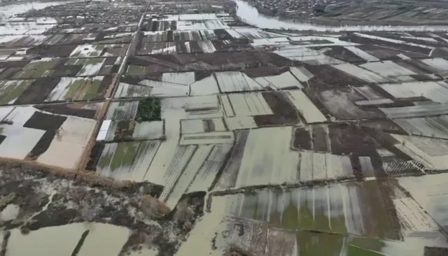 Moti i keq n&euml; Shkod&euml;r, 266 hektar&euml; ende n&euml; uj&euml;, rruga