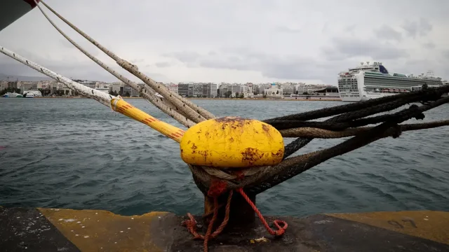 Greqi/ Er&euml;rat e forta  po i mbajn&euml; anijet t&euml; ankoruara &ndash;