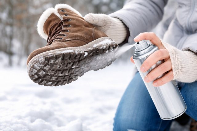 Si të parandaloni rrëshqitjen e këpucëve në akull dhe