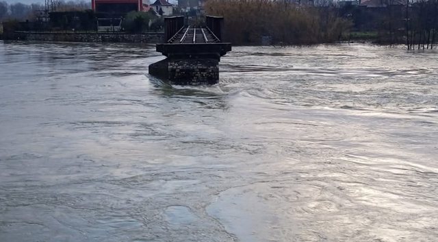 &ldquo;Rrug&euml; t&euml; bllokuara, disa qarqe vijojn&euml; t&euml; mbeten