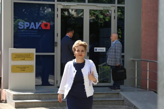 Hiqet sekuestrimi nga vila e nënës së Monika Kryemadhit