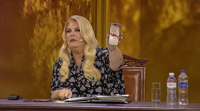 &ldquo;V&euml;llai na goditi, na b&euml;ri gjak!&rdquo; Dellora trondit me