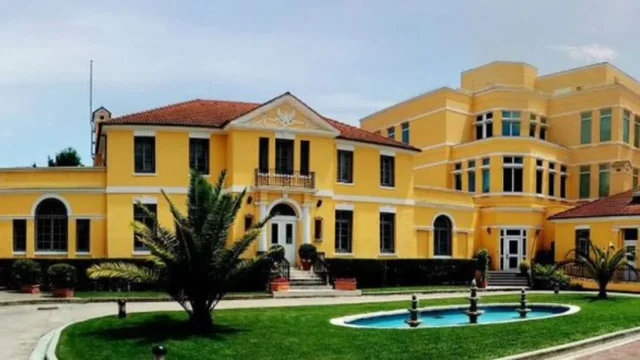 Pezullimi i vizave t&euml; emigracionit, Ambasada Amerikane n&euml; Tiran&euml;: