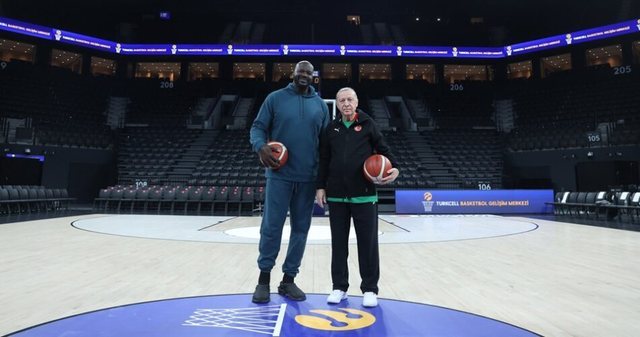 PAMJET/ Erdogan surprizon publikun, shfaqet duke luajtur basketboll me Shaquille