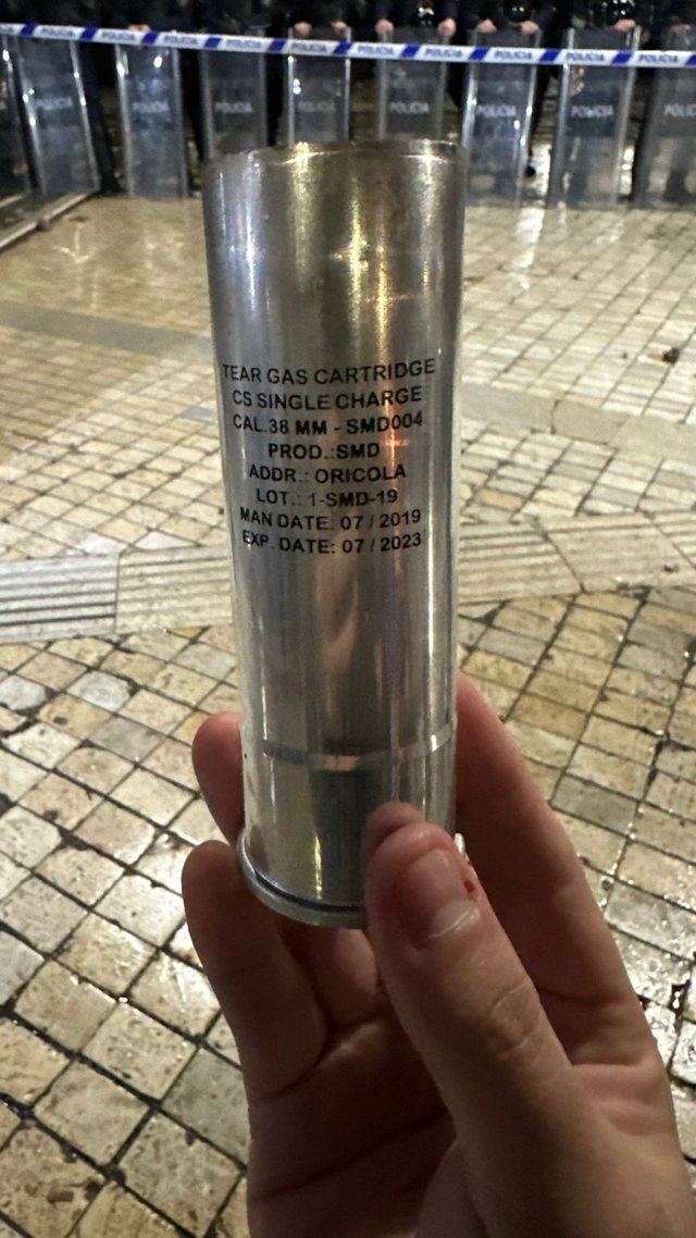 FOTO/ Rrezik i dyfishtë! Gazi lotsjellës i hedhur nga policia, i