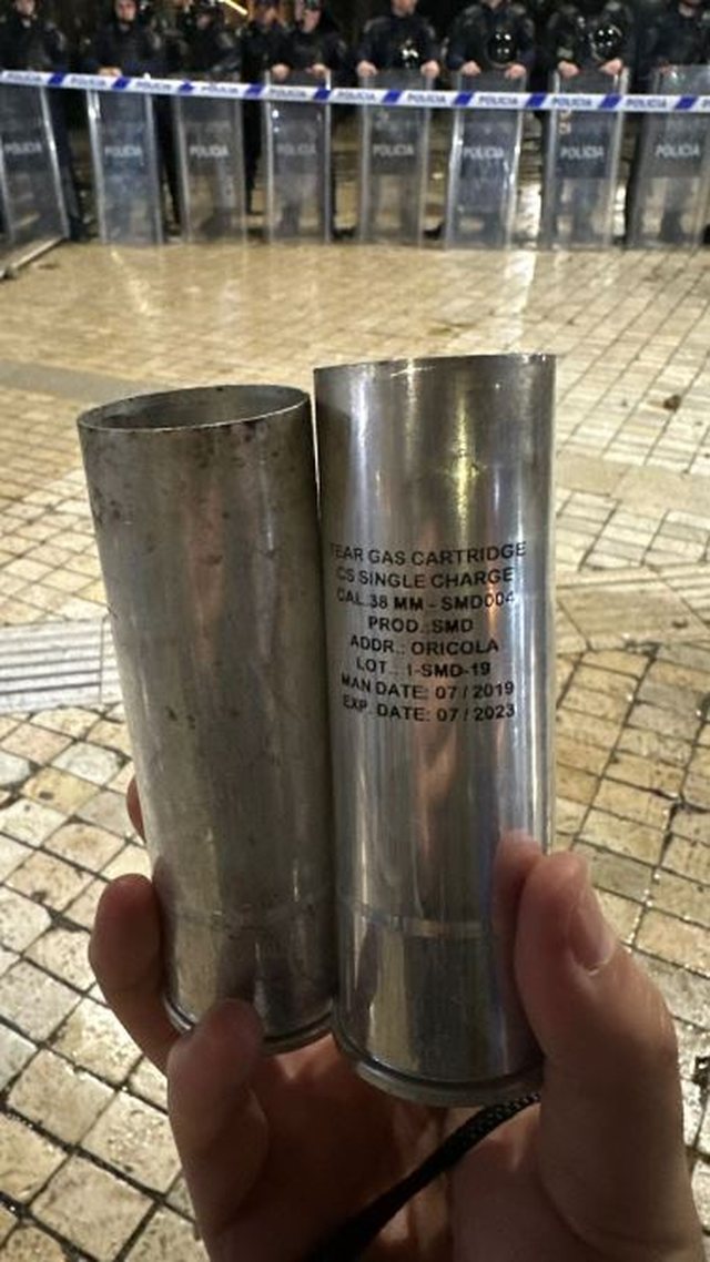 FOTO/ Rrezik i dyfishtë! Gazi lotsjellës i hedhur nga policia, i