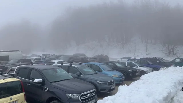 Greqi! Mbi 100 vizitor&euml; t&euml; bllokuar n&euml; streh&euml;n e Falakros -