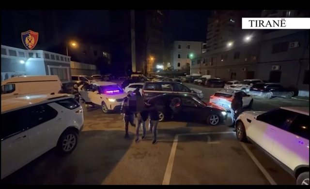 Po transportonin dy emigrant&euml; t&euml; paligjsh&euml;m! Arrestohet