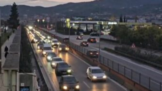 Trafik i rënduar/ Radhë kilometrike automjetesh në