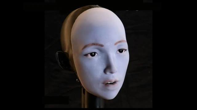 Roboti m&euml;soi t&euml; l&euml;vizte buz&euml;t si nj&euml; njeri fal&euml;