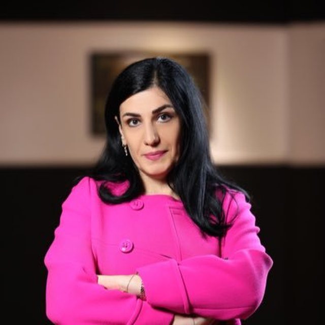 Biznesmeni i bleu Porsche drejtoreshës së AKSHI-t